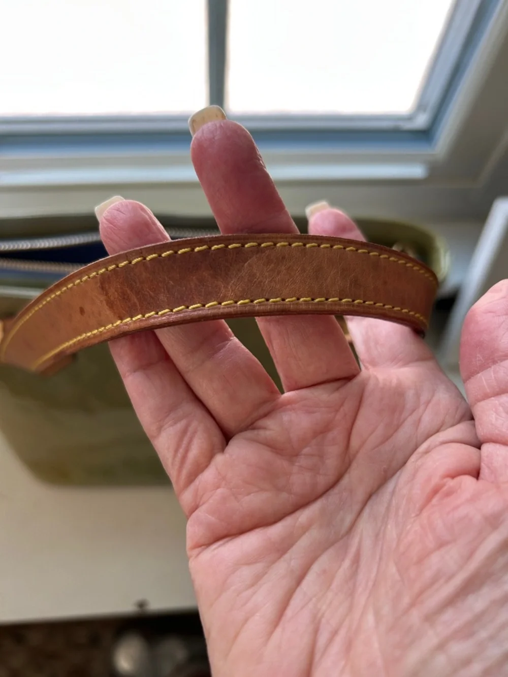 7007. ✨LUXURY✨Louis Vuitton Olive Vernis MonoTote w/ Tan Leather Handles. COA. - Picture 7 of 16